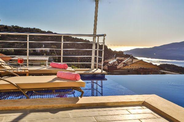 Kaş Bezirgan'da Deniz Manzaralı, Isıtmalı Özel Havuzlu, Şık Villa-16697