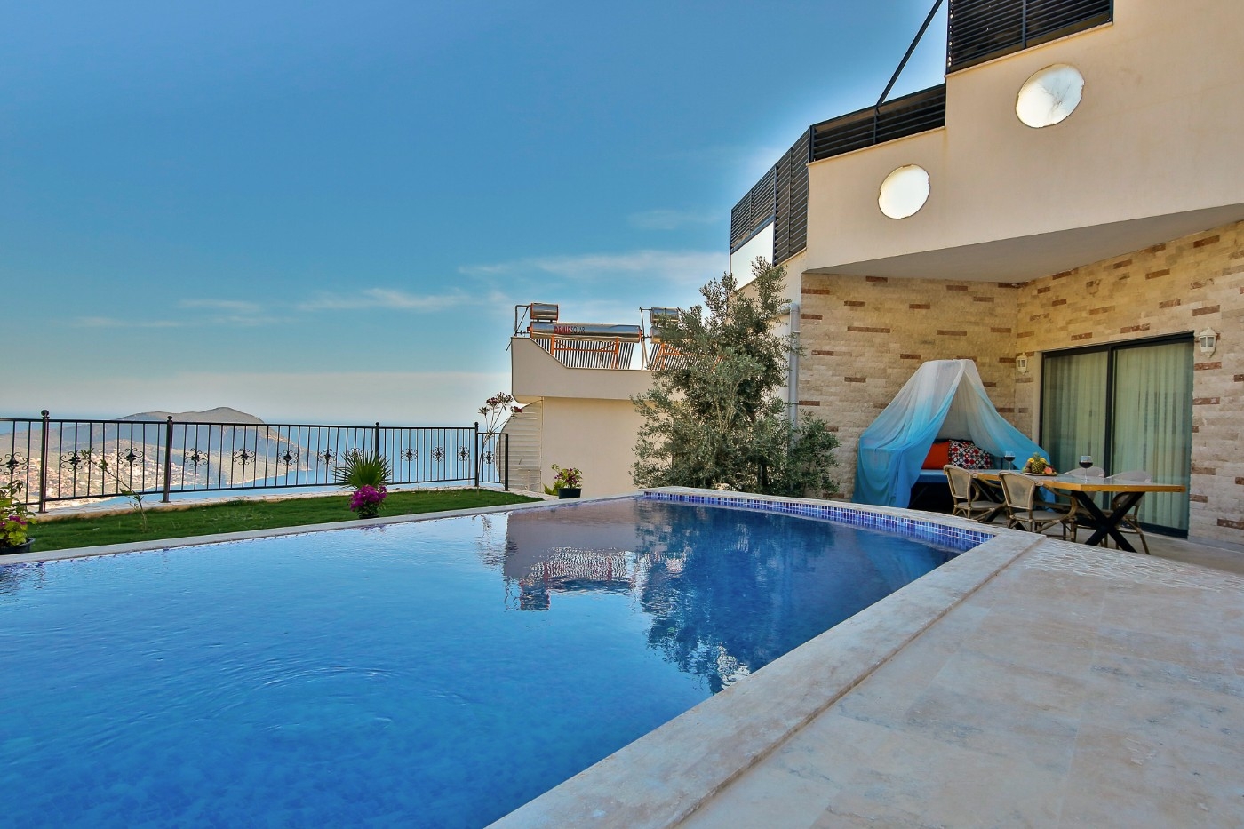 Kaş İslamlar'da Manzarası Denize Açılan, Özel Havuzlu, Lüks Villa
