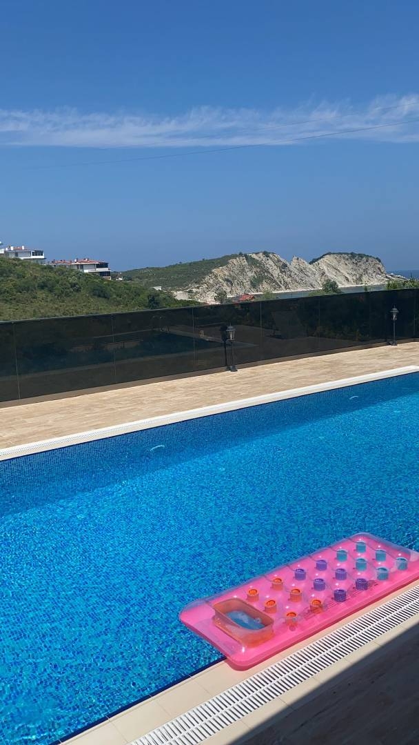 İstanbul Şile'de Geniş Bahçeli, Özel Havuzlu, Ahşap Villa