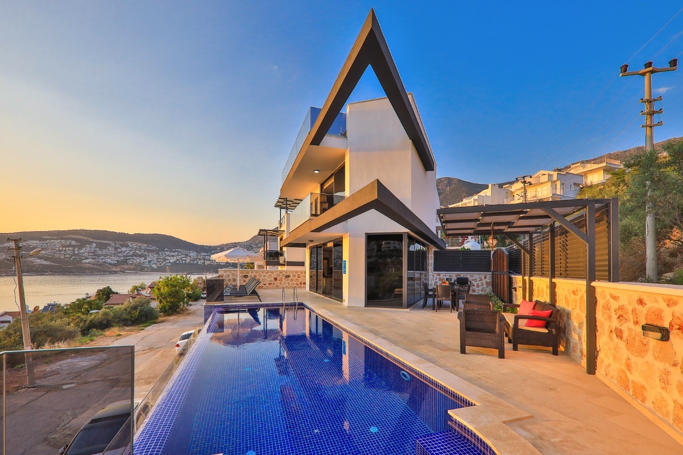 Kaş Kalkan'da Şahane Deniz Manzaralı, Özel Havuzlu, Şık Villa