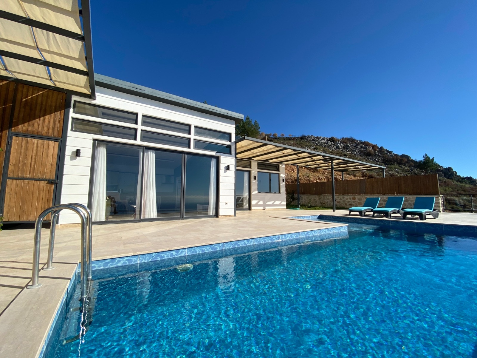 Kaş Üzümlü'de Enfes Manzaralı, Sonsuzluk Havuzlu, Balayı Villası