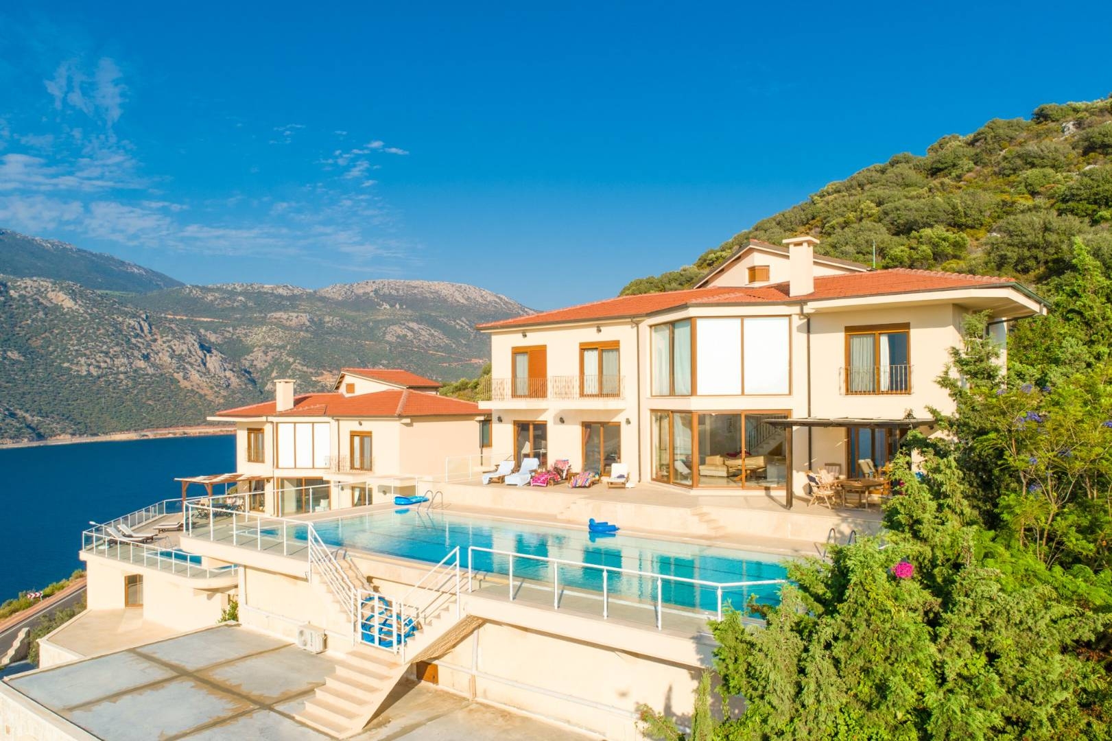 Kaş Andifli'de Enfes Deniz Manzaralı, Olimpik Havuzlu, Kiralık Villa