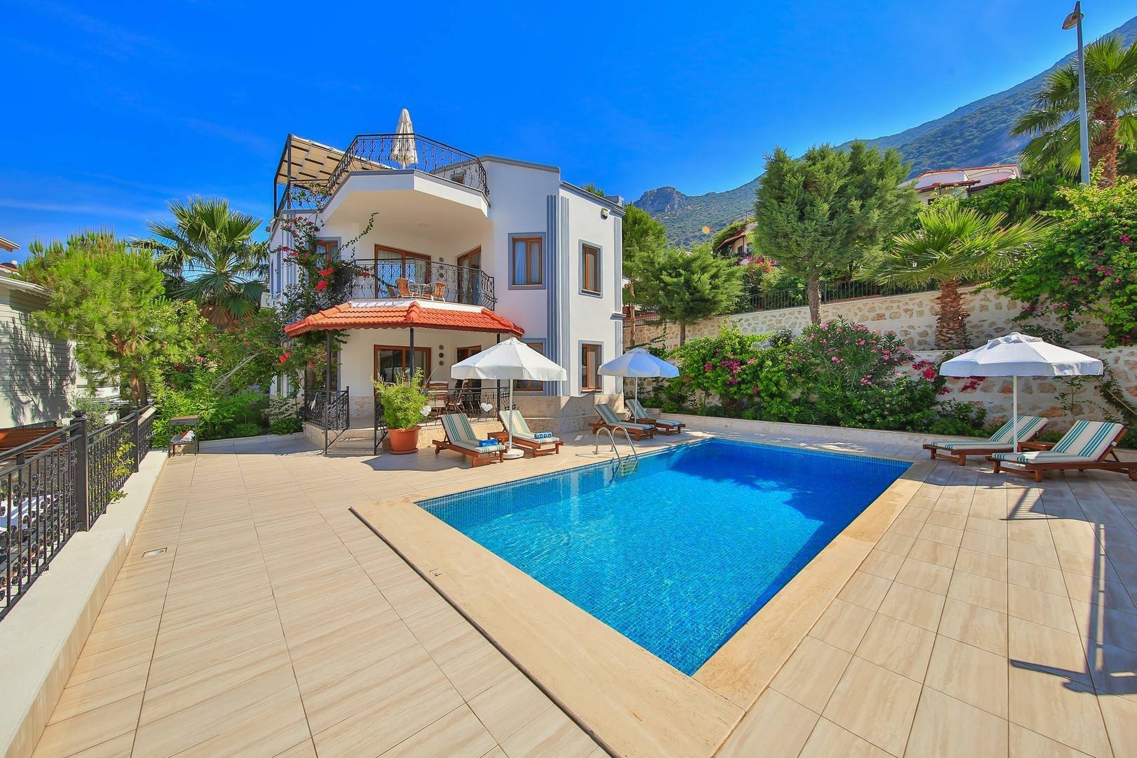 Kaş Kalkan'da Geniş Havuz Terasına Sahip, Özel Havuzlu, Geniş Villa