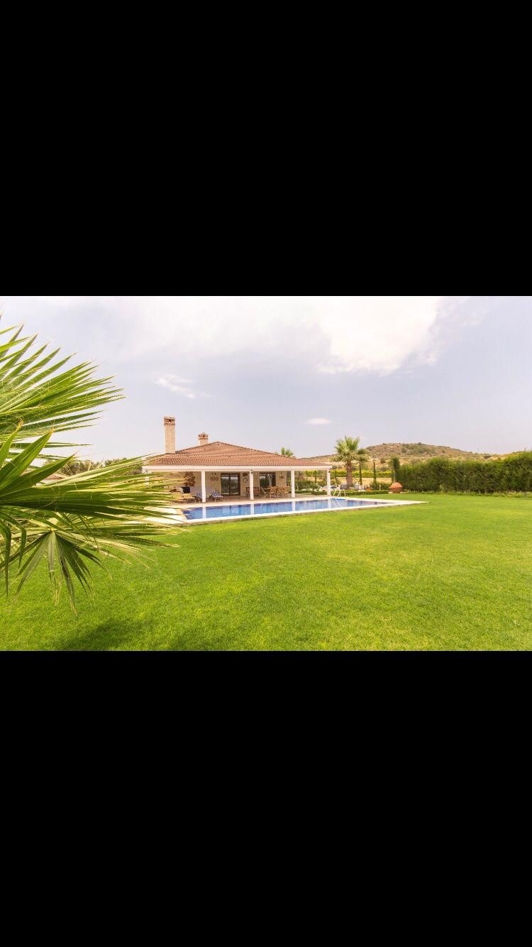İzmir Çeşme'de Yemyeşil ve Ferah Bahçeli, Özel Havuzlu, Şirin Villa