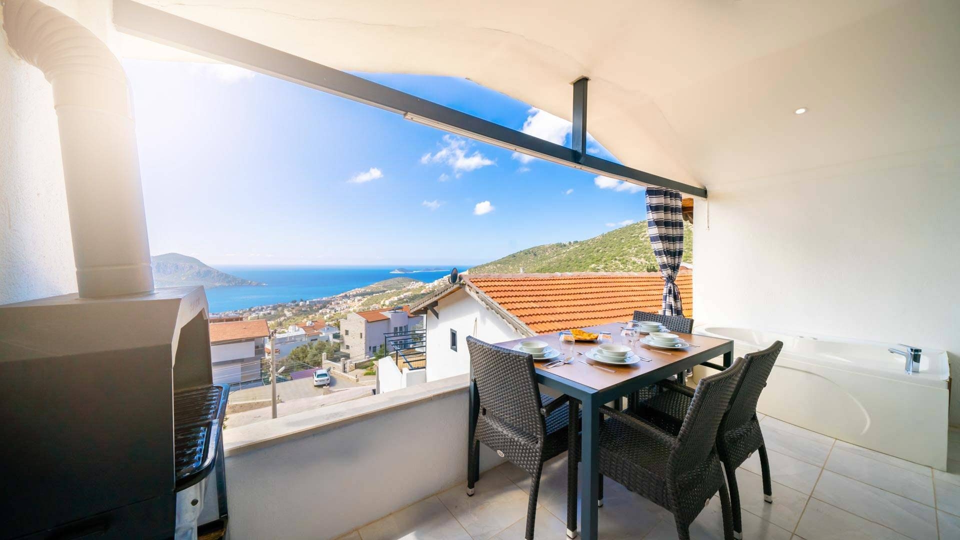 Kaş İslamlar'da Enfes Deniz Manzaralı, Jakuzili, Çatı Katı Tatil Evi