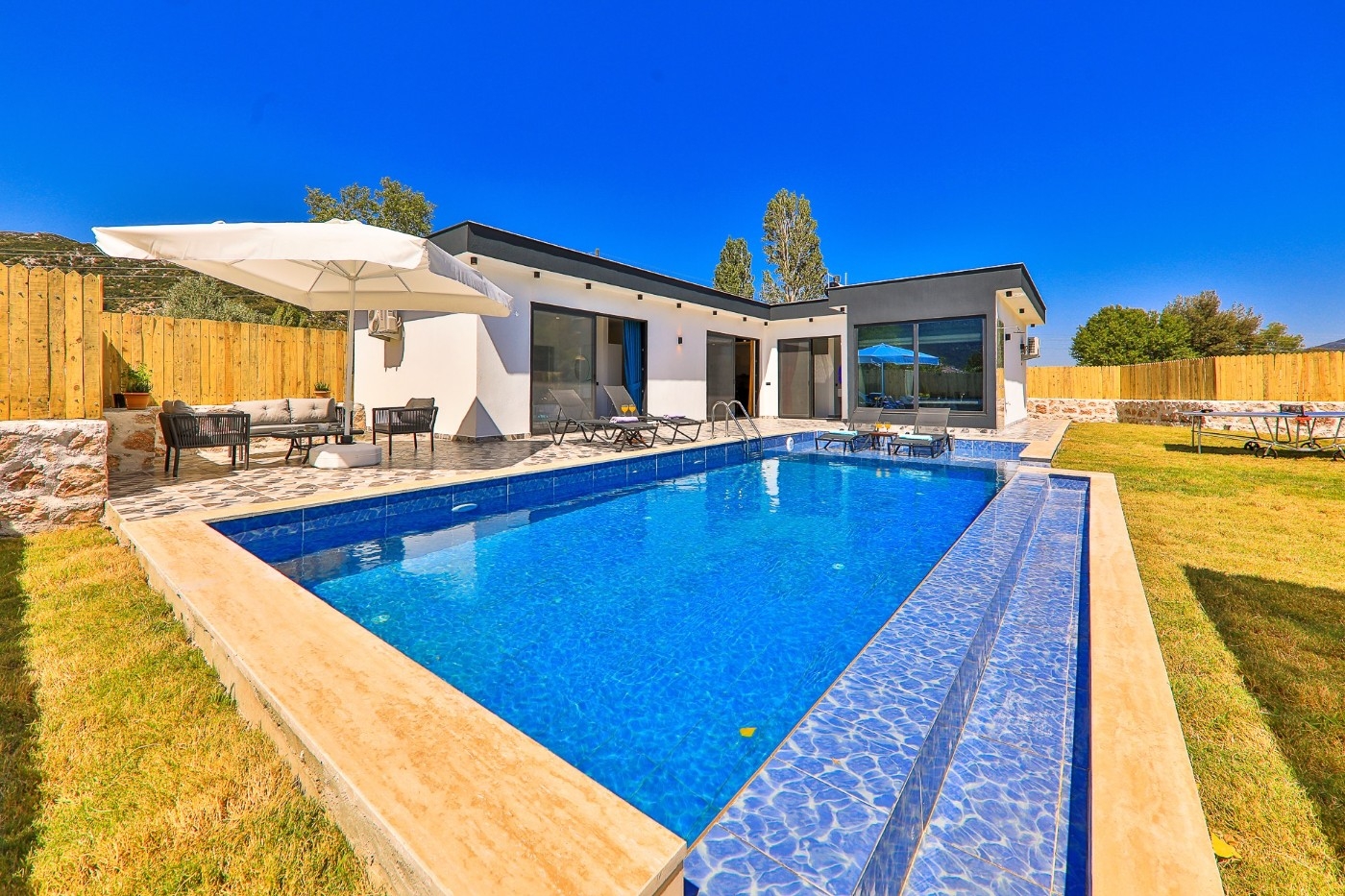 Kaş Sarıbelen'de Geniş Bahçeli, Özel Havuzlu, Modern Dizaynlı Villa