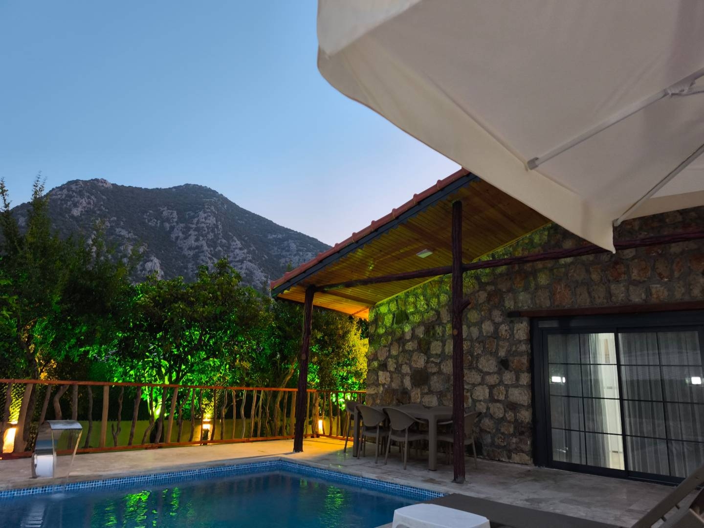 Antalya Kumluca'da Çekirdek Ailelere Uygun, Özel Havuzlu, Taş Villa