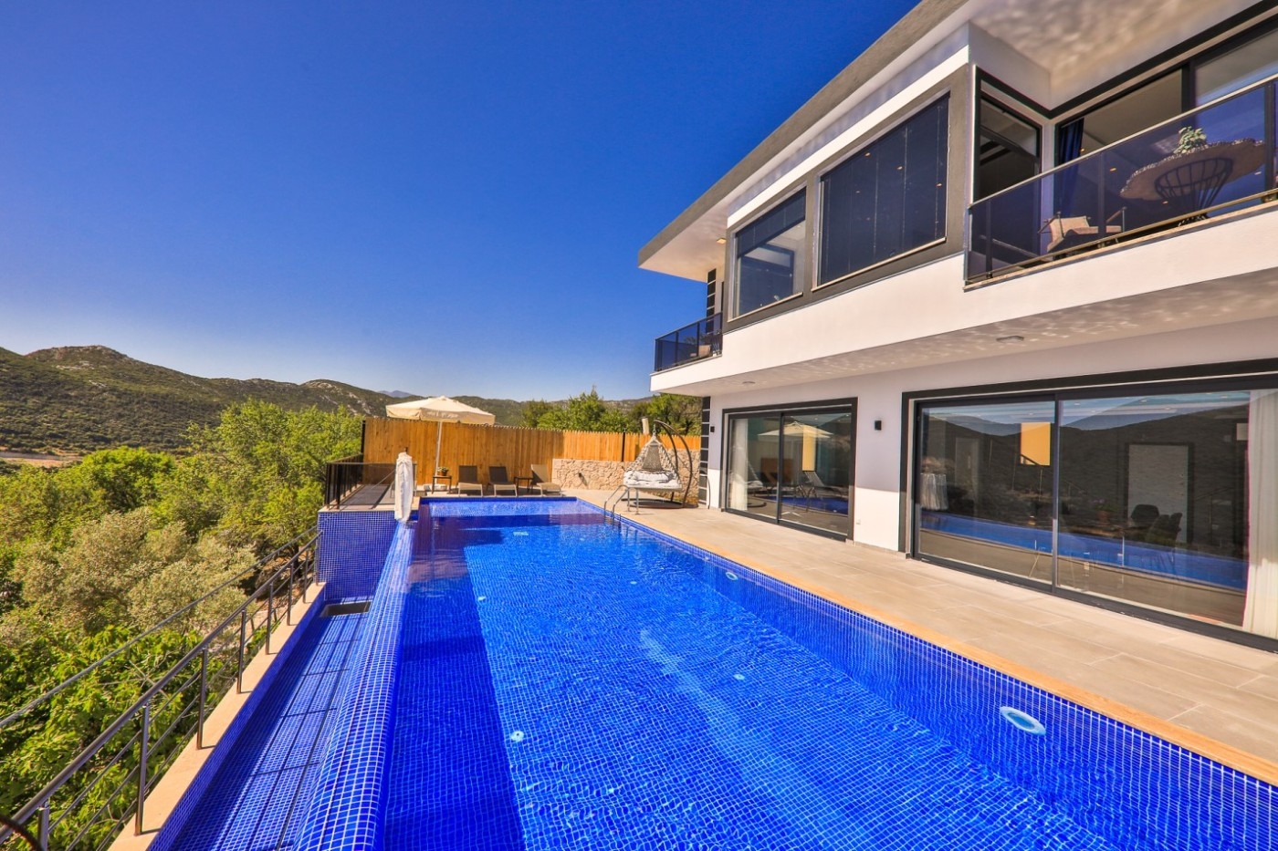 Kaş Sarıbelen'de Doğa ve Deniz Manzaralı, Özel Havuzlu, Jakuzili Villa