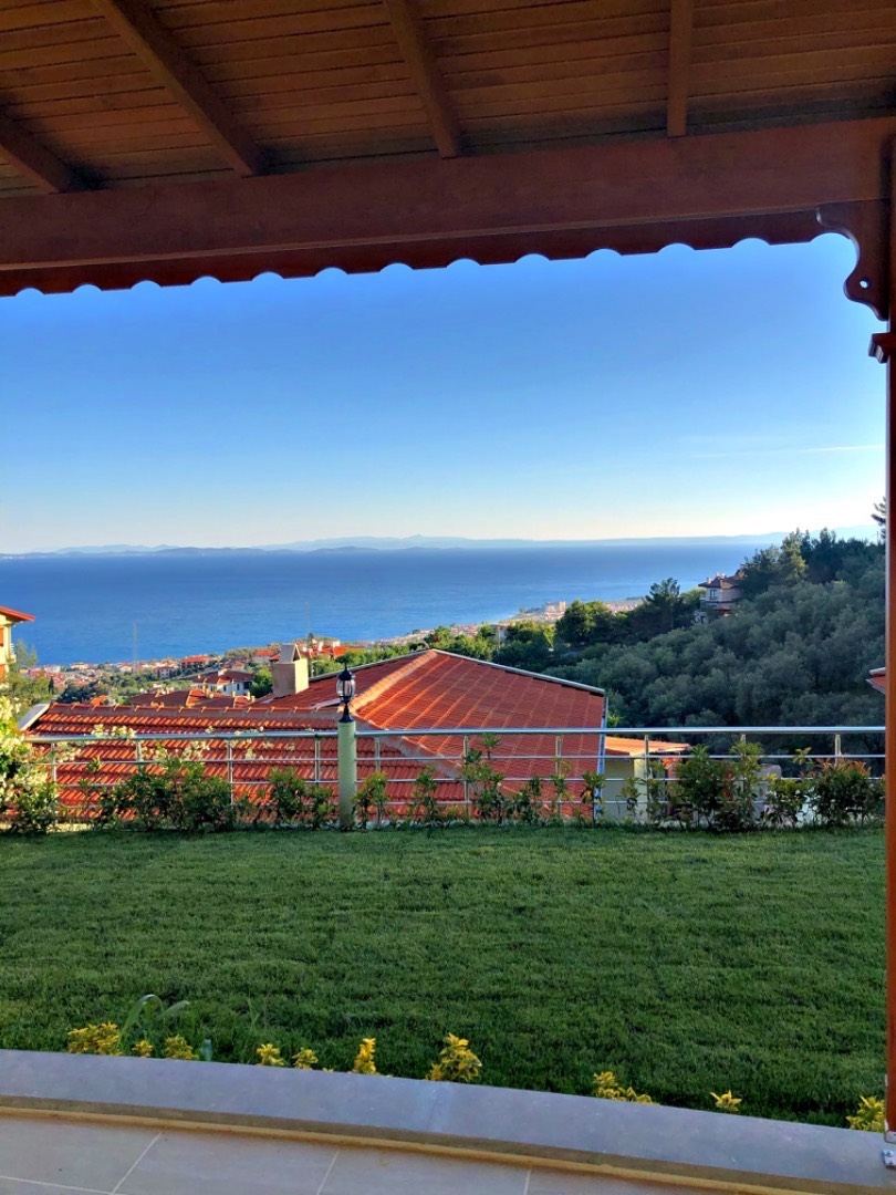 Balıkesir Edremit'te Deniz Manzaralı, Geniş Bahçeli, Kiralık Villa