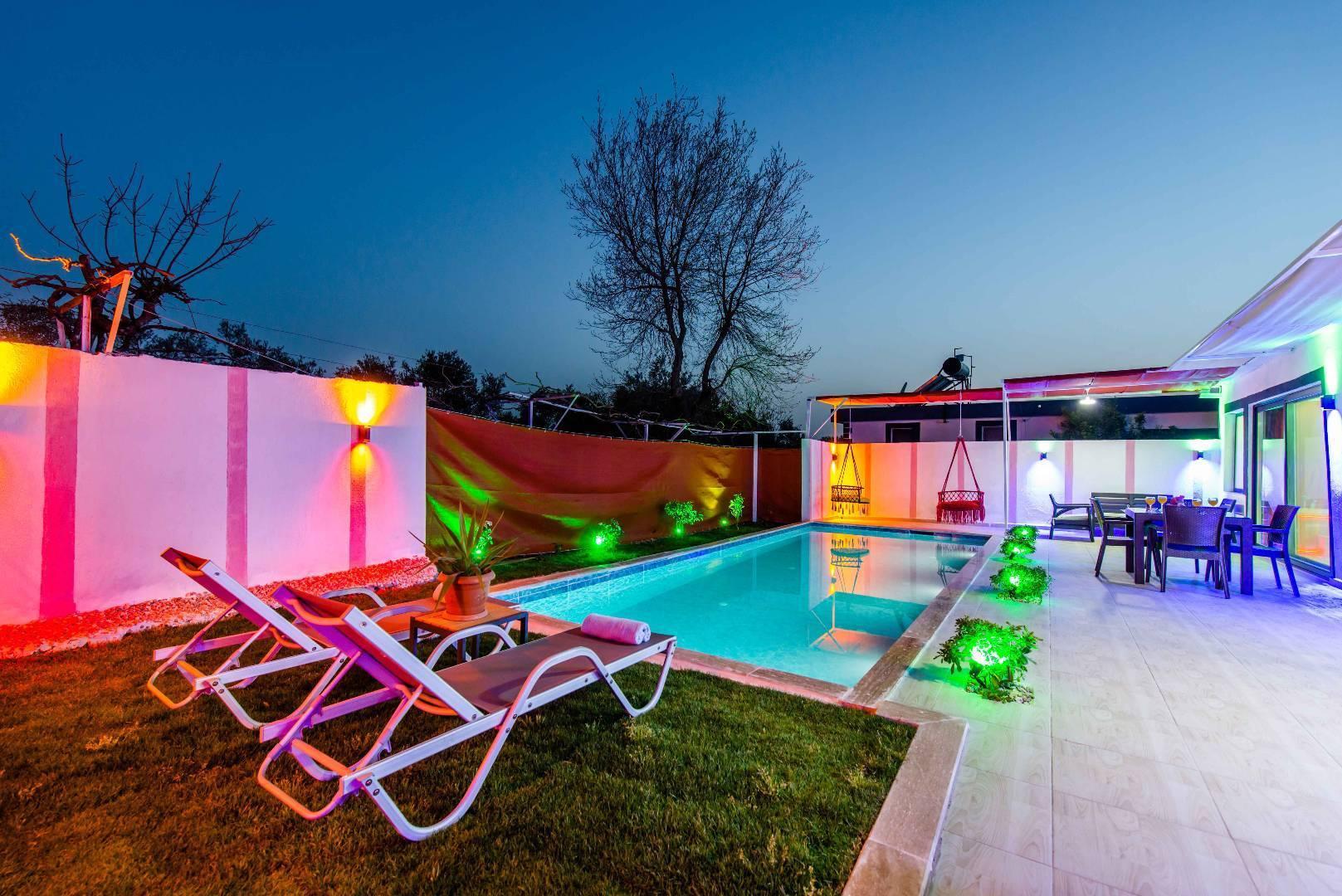 Kalkan Üzümlü'de Geniş Bahçeli, Özel Havuzlu, Jakuzili Balayı Villası-30481