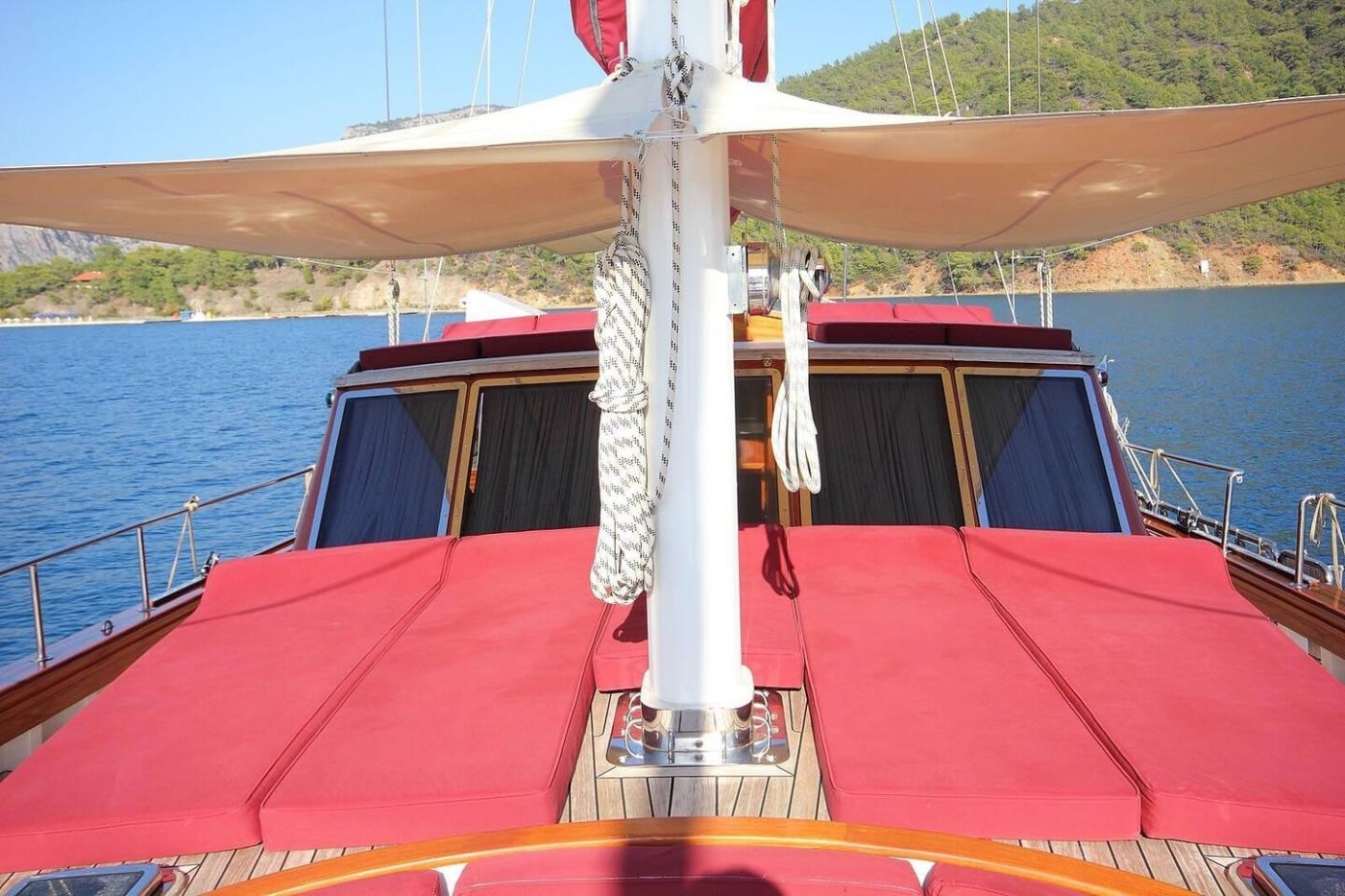 Fethiye Göcek'te Eşsiz Bir Deneyim Sunan, Ahşap Tasarımlı Gulet
