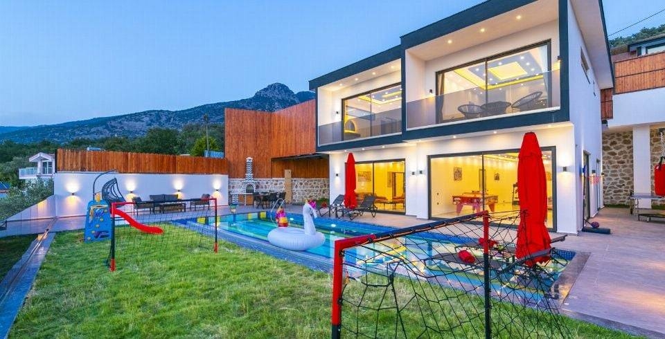 Kaş Akbel'de Geniş Bahçe İçerisinde, Özel Havuzlu, Olanaklı Villa