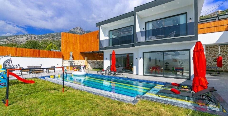 Kaş Akbel'de Geniş Bahçe İçerisinde, Özel Havuzlu, Olanaklı Villa