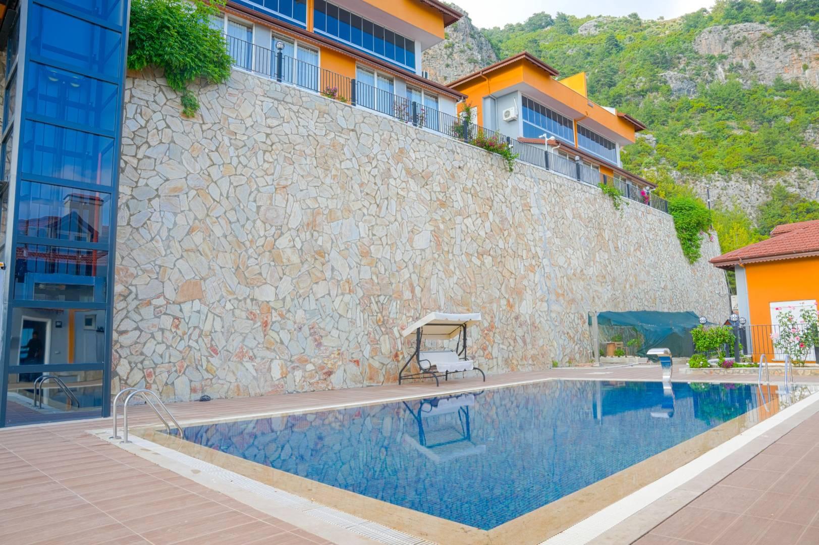 Alanya Bektaş'ta Nezih Konumda, Ortak Havuzlu, Konforlu Suite-43402