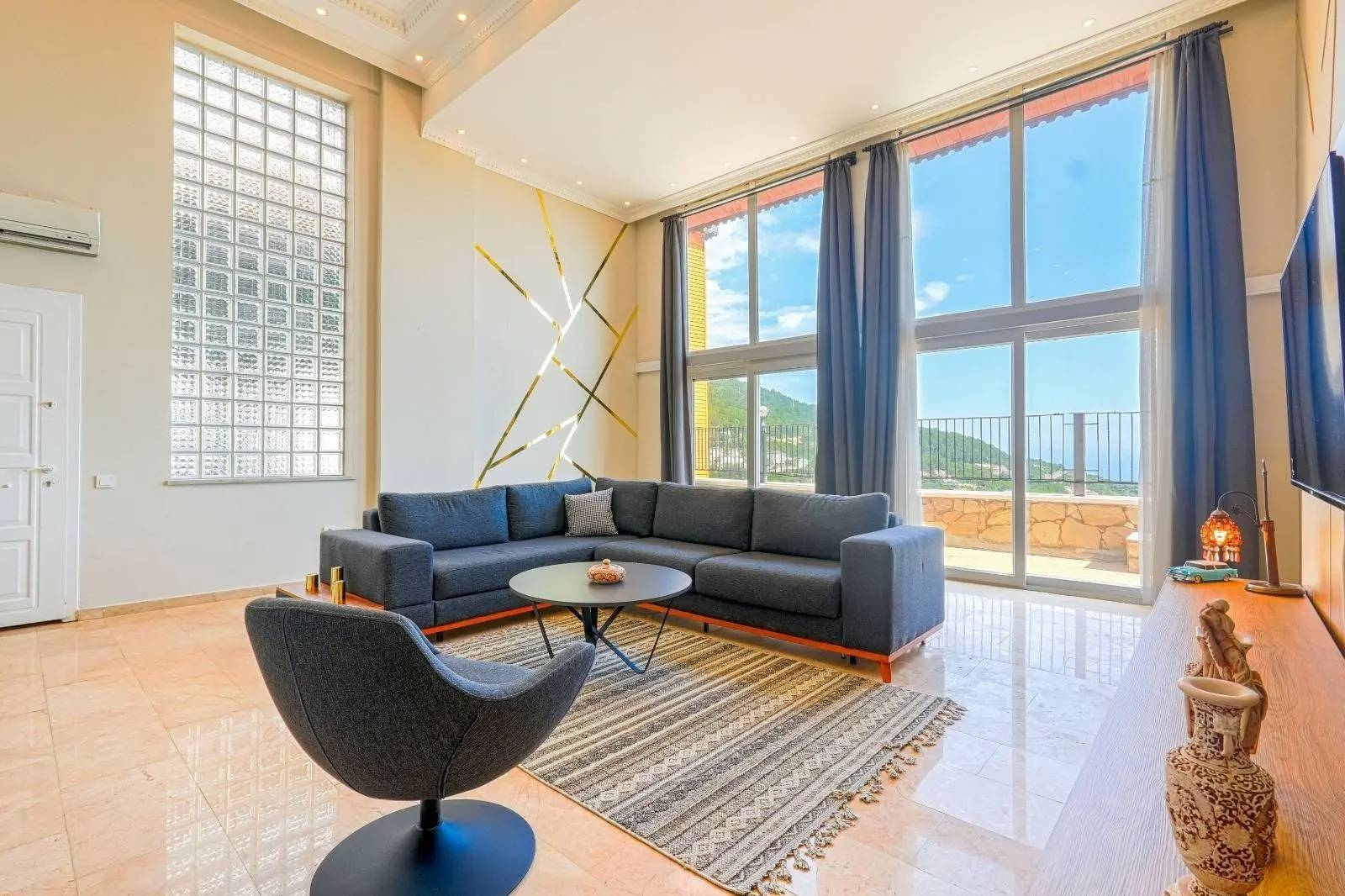 Alanya Bektaş'ta Deniz Manzaralı, Ortak Havuzlu, 1+1 Şık Suite