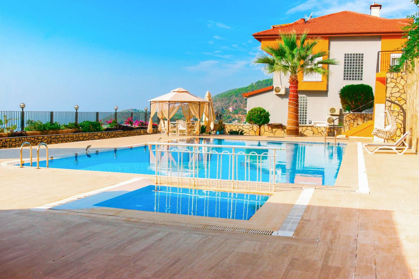 Alanya Bektaş'da Tesis İçerisinde, Ortak Havuzlu, Özel Plajlı Suite-43403
