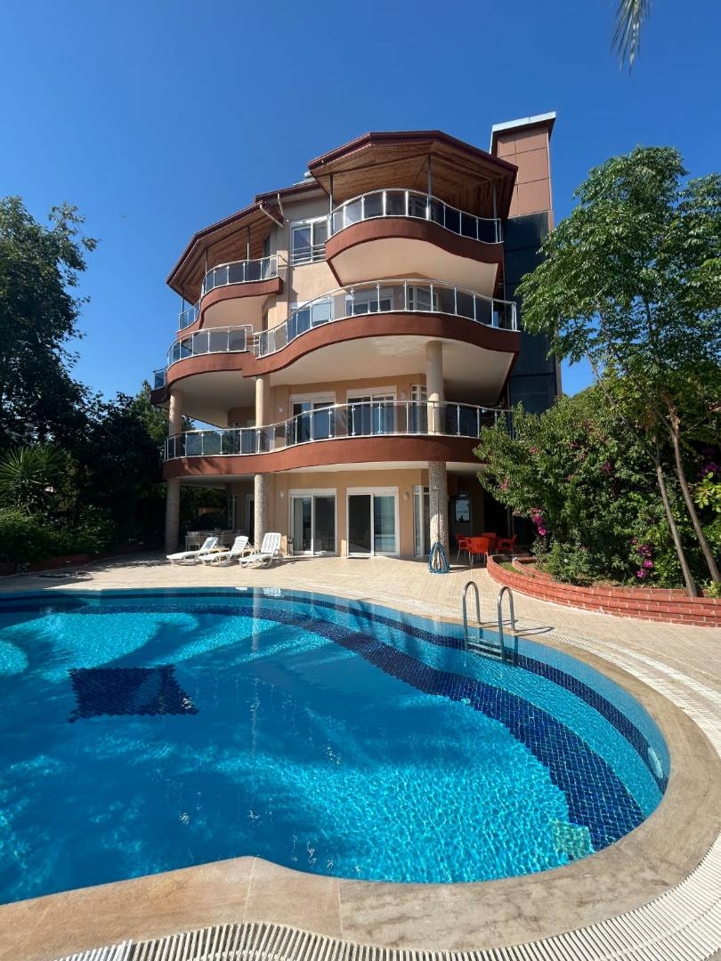 Alanya Gazipaşa'da Geniş Ailelere Uygun, Özel Havuzlu, 7+2 Villa
