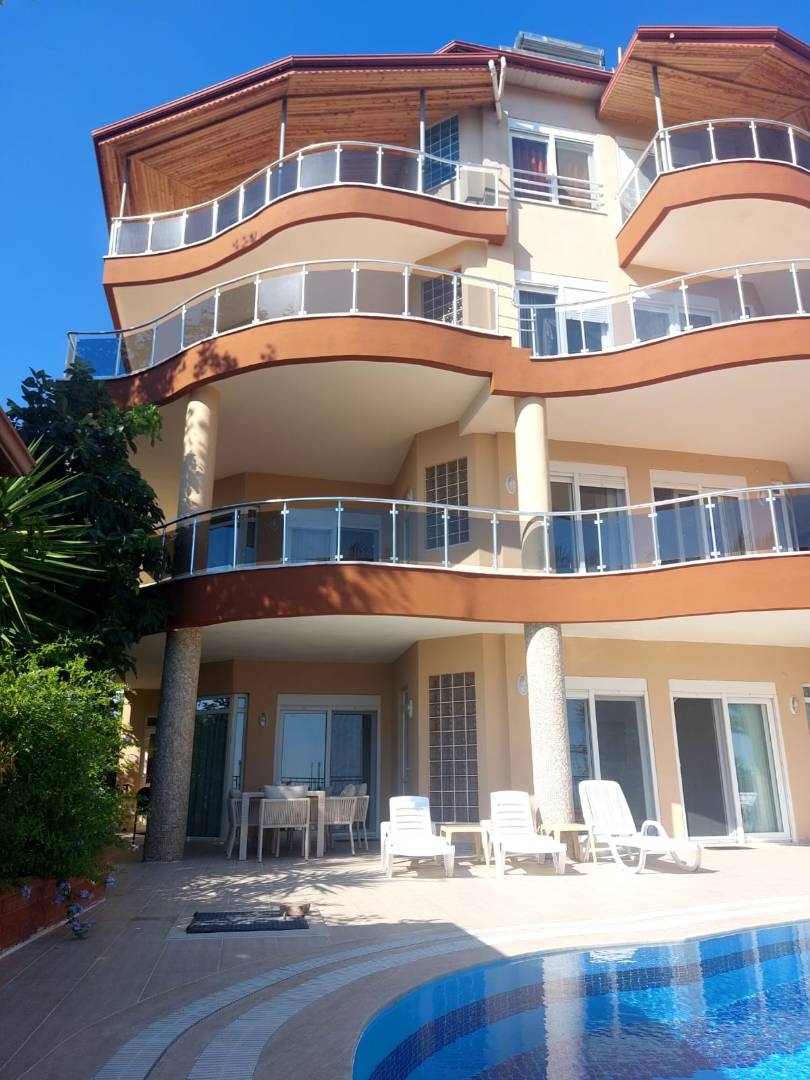 Alanya Gazipaşa'da Geniş Ailelere Uygun, Özel Havuzlu, 7+2 Villa