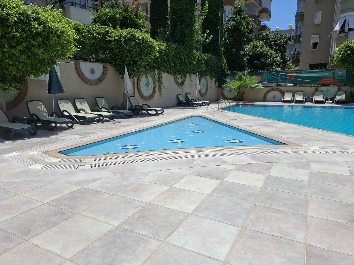 Alanya Güllerpınarı'nda Merkezi Konumda, Ortak Havuzlu, 1+1 Suit