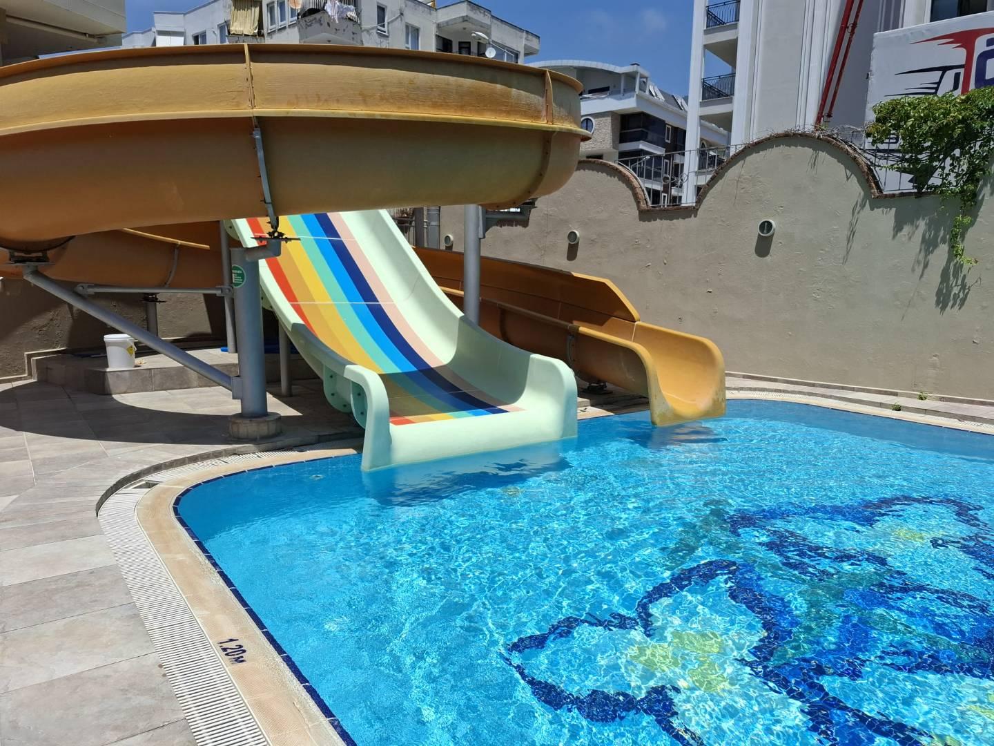 Alanya Güllerpınarı'nda Merkezi Konumda, Ortak Havuzlu, 1+1 Suit-42463