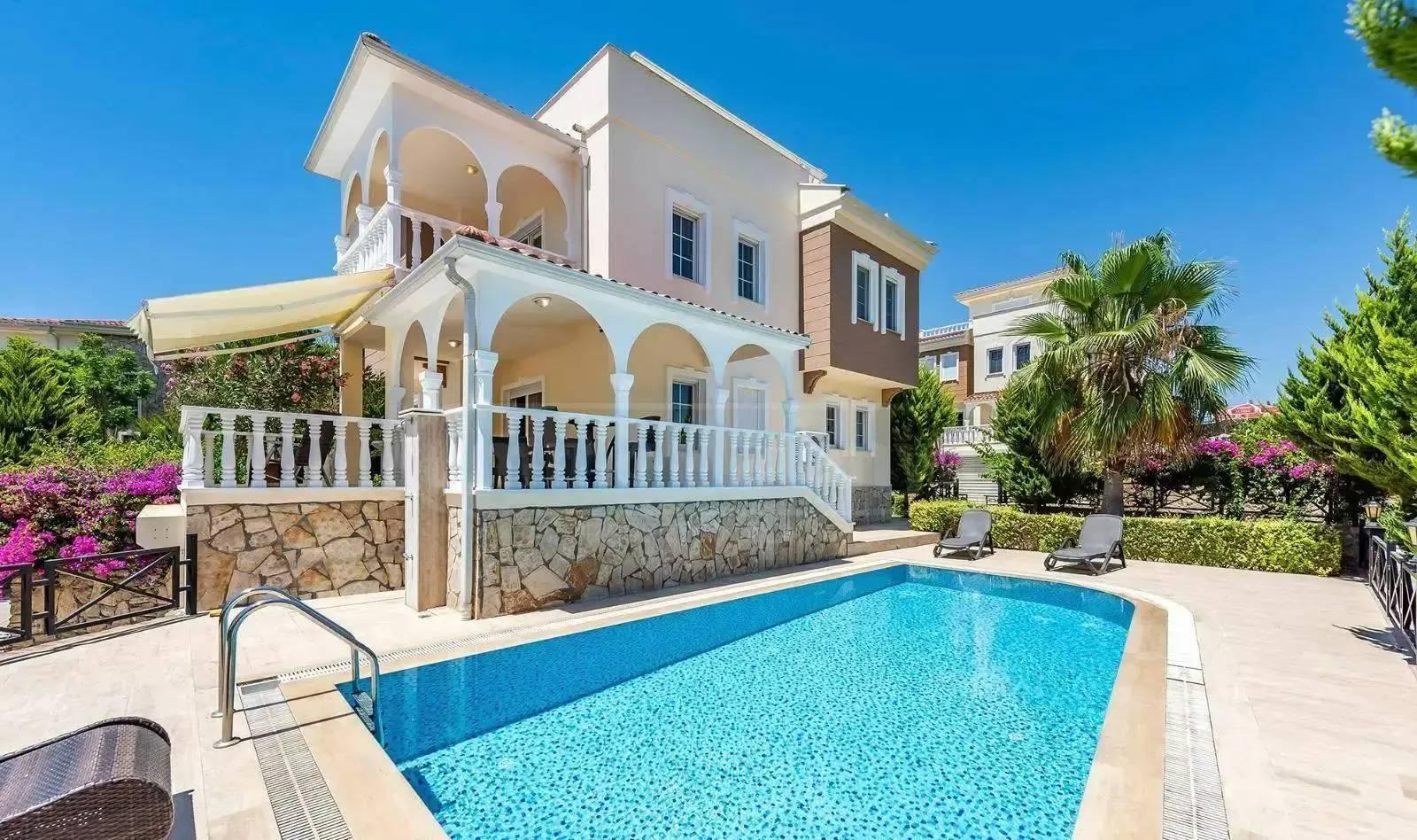 Alanya İncekum'da Modern Tasarımlı, Özel Havuzlu, Konforlu Villa-43392