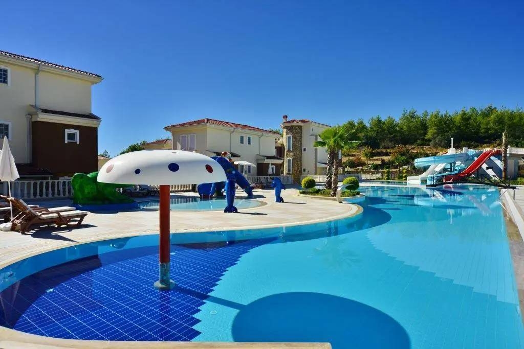 Alanya İncekum'da Site İçerisinde, Ortak Havuzlu, Geniş Bahçeli Villa