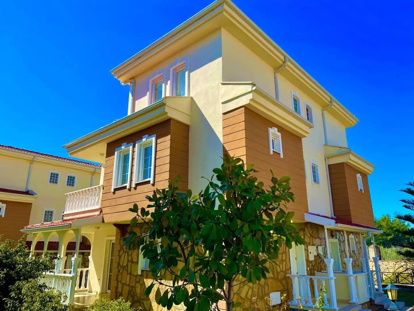 Alanya İncekum'da Site İçerisinde, Ortak Havuzlu, Geniş Bahçeli Villa-43187