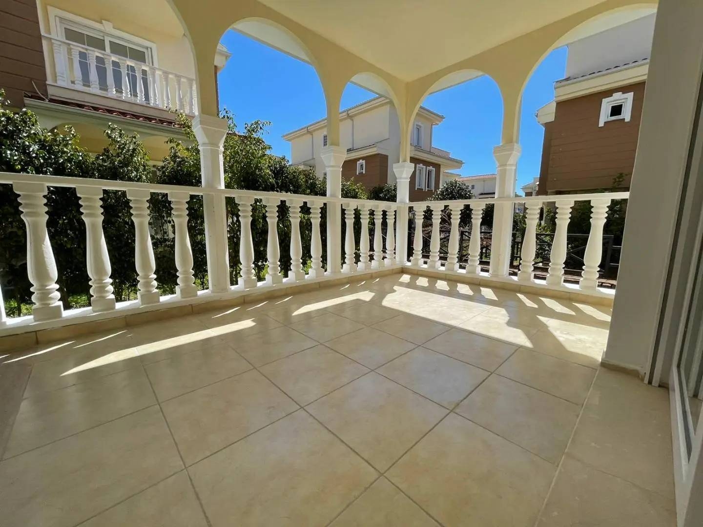 Alanya İncekum'da Site İçerisinde, Ortak Havuzlu, Geniş Villa