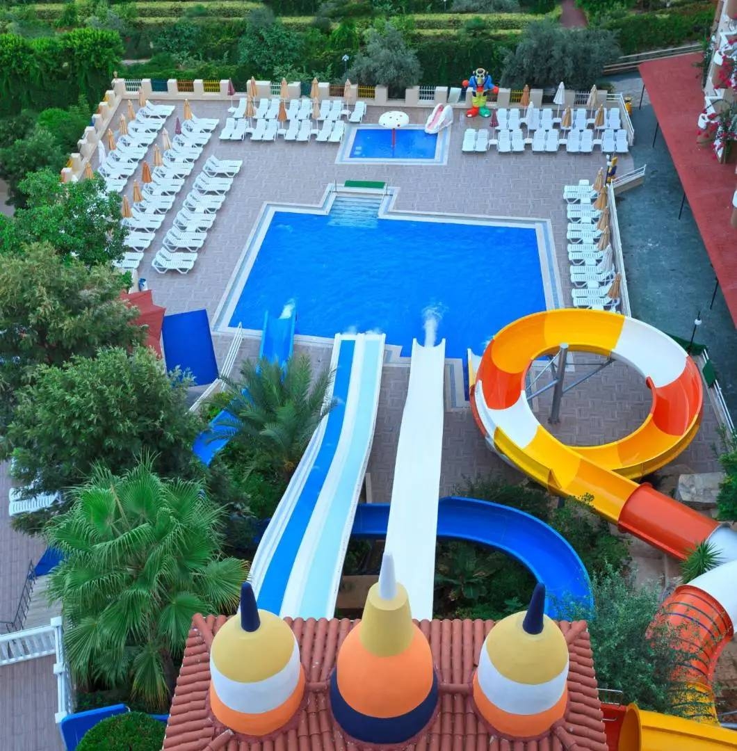 Alanya Kestel'de Modern Tasarımlı, Ortak Havuzlu, 1+1 Şık Tatil Evi