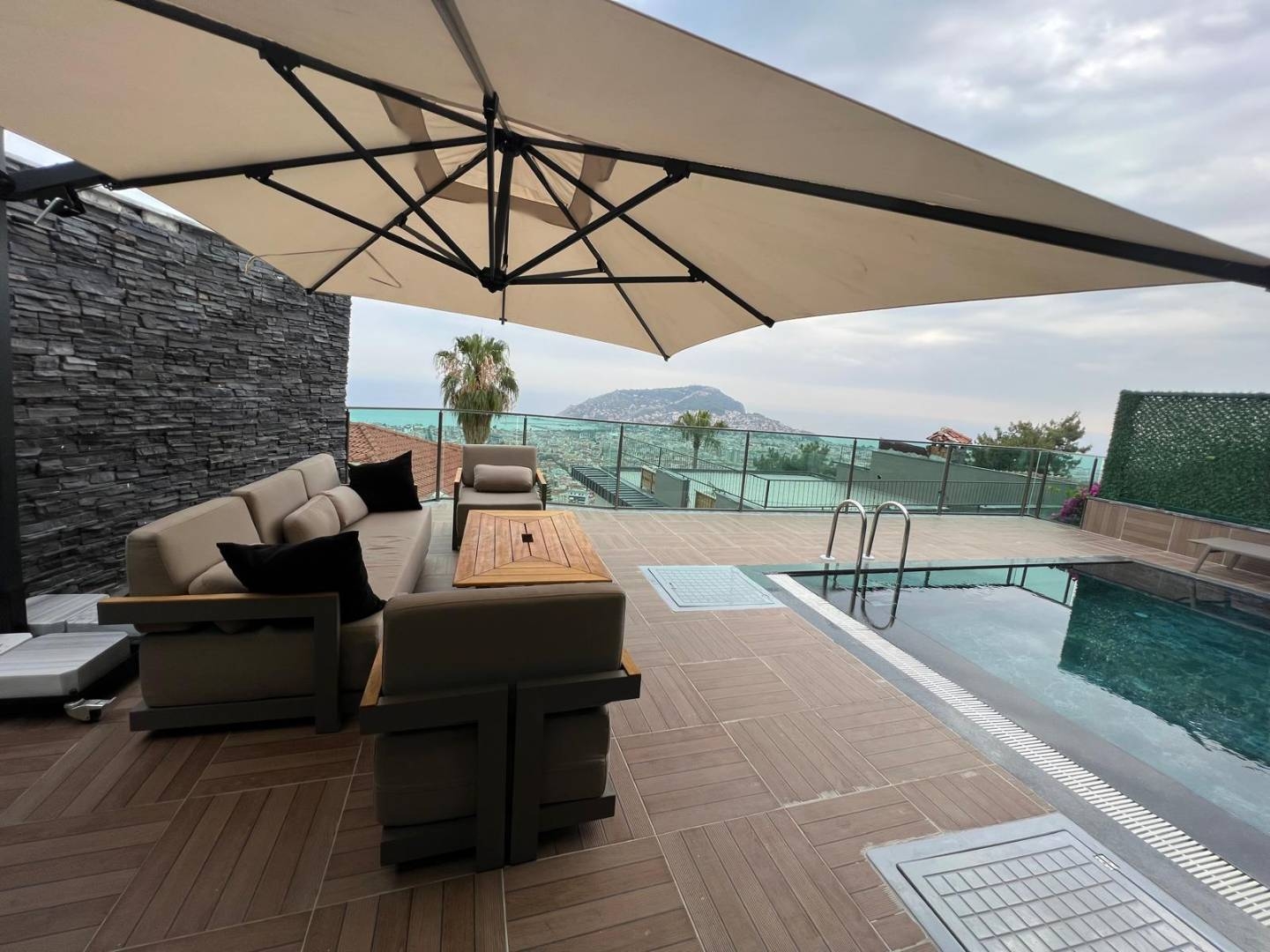 Alanya Küçükhasbahçe'de Deniz Manzaralı, Özel Havuzlu, Hamamlı Villa