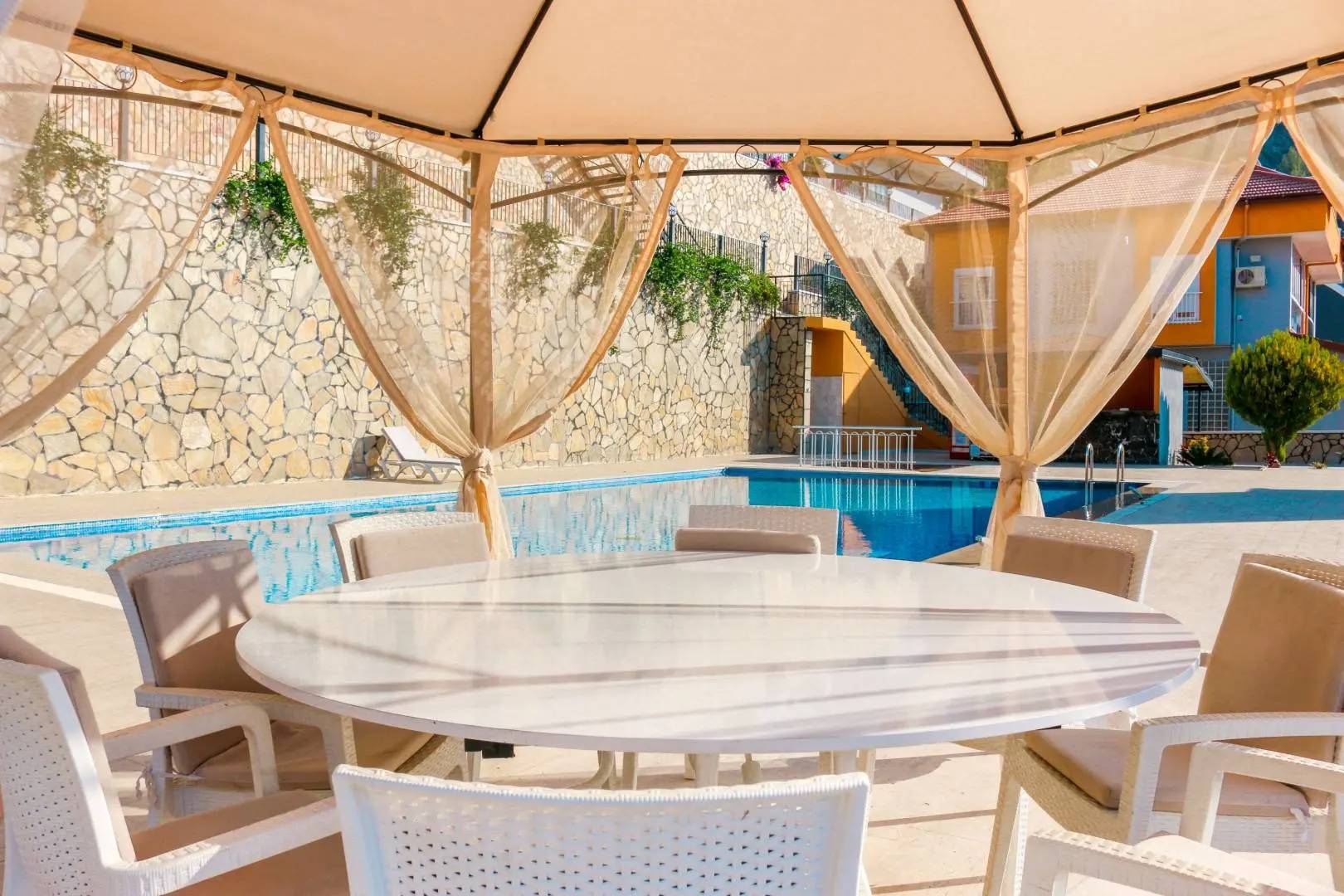 Alanya Bektaş'ta Tesis İçerisinde, Ortak Havuzlu, 3+1 Şık Suite