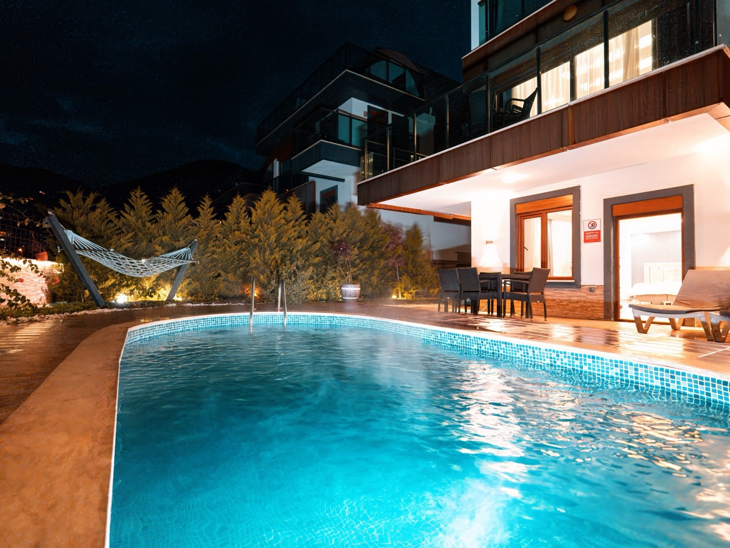 Alanya'da Merkezi Konumda, Deniz Manzaralı, Isıtmalı Havuzlu Villa