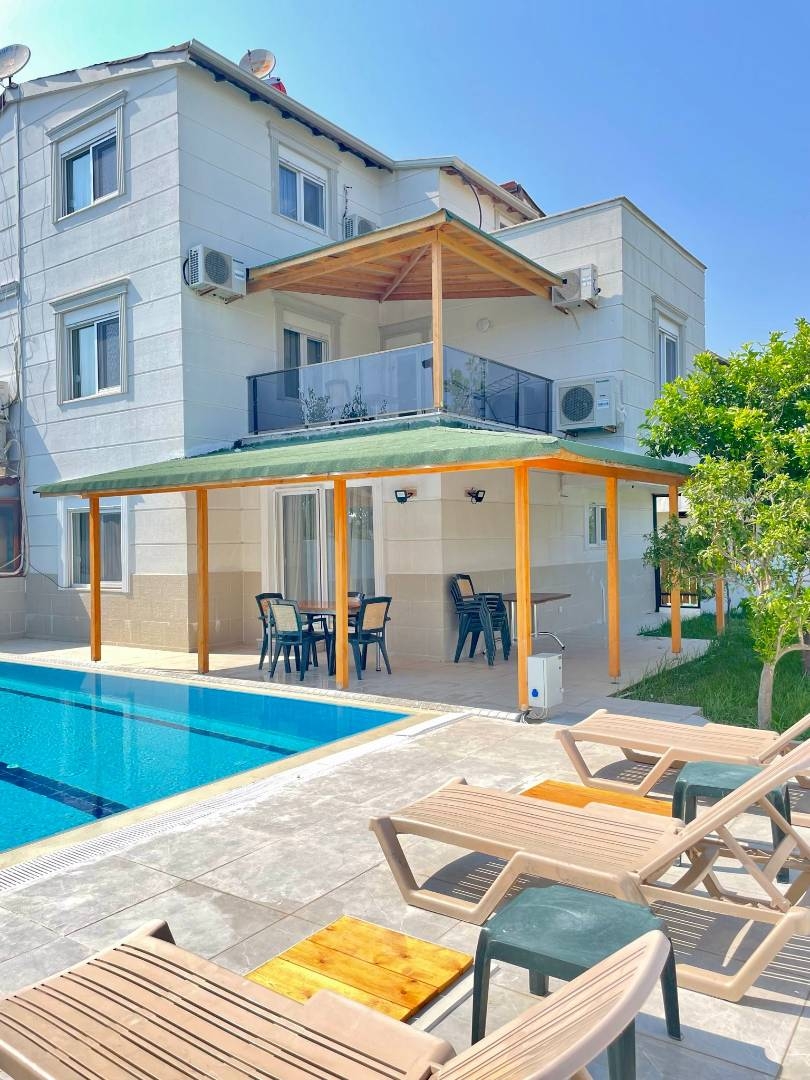 Serik Kadriye'de Kalabalık Ailelere Uygun, Özel Havuzlu, 4+1 Villa