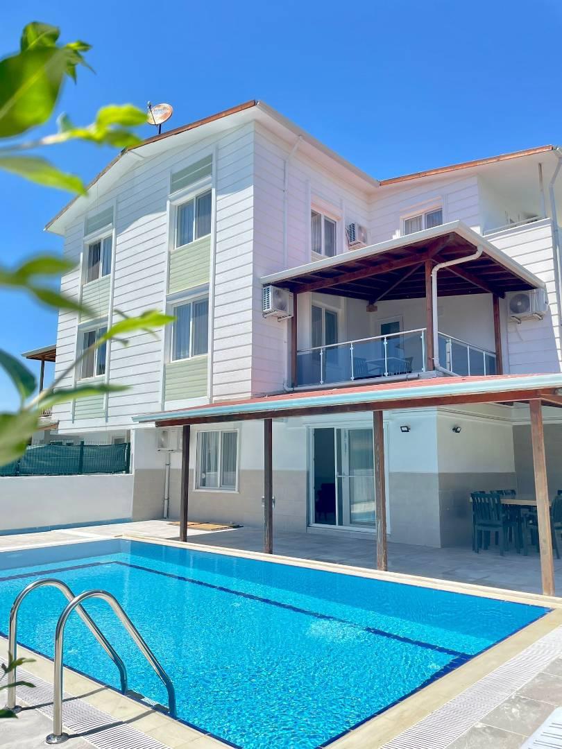 Antalya Serik'te Merkeze Yakın Konumda, Özel Havuzlu, 5+1 Modern Villa-35834