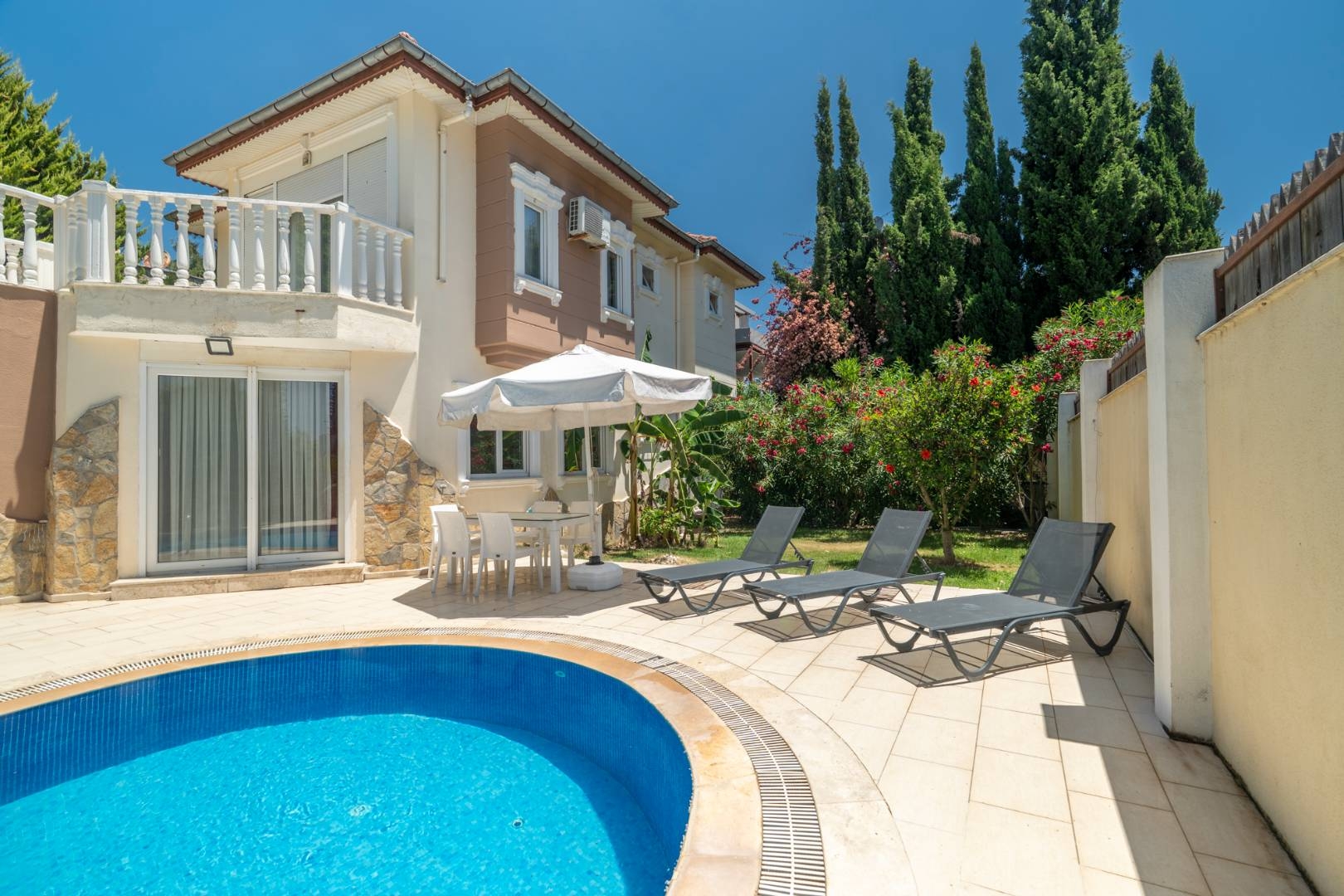 Antalya Belek'te Yemyeşil Bahçeli, Özel Havuzlu, Konforlu Villa