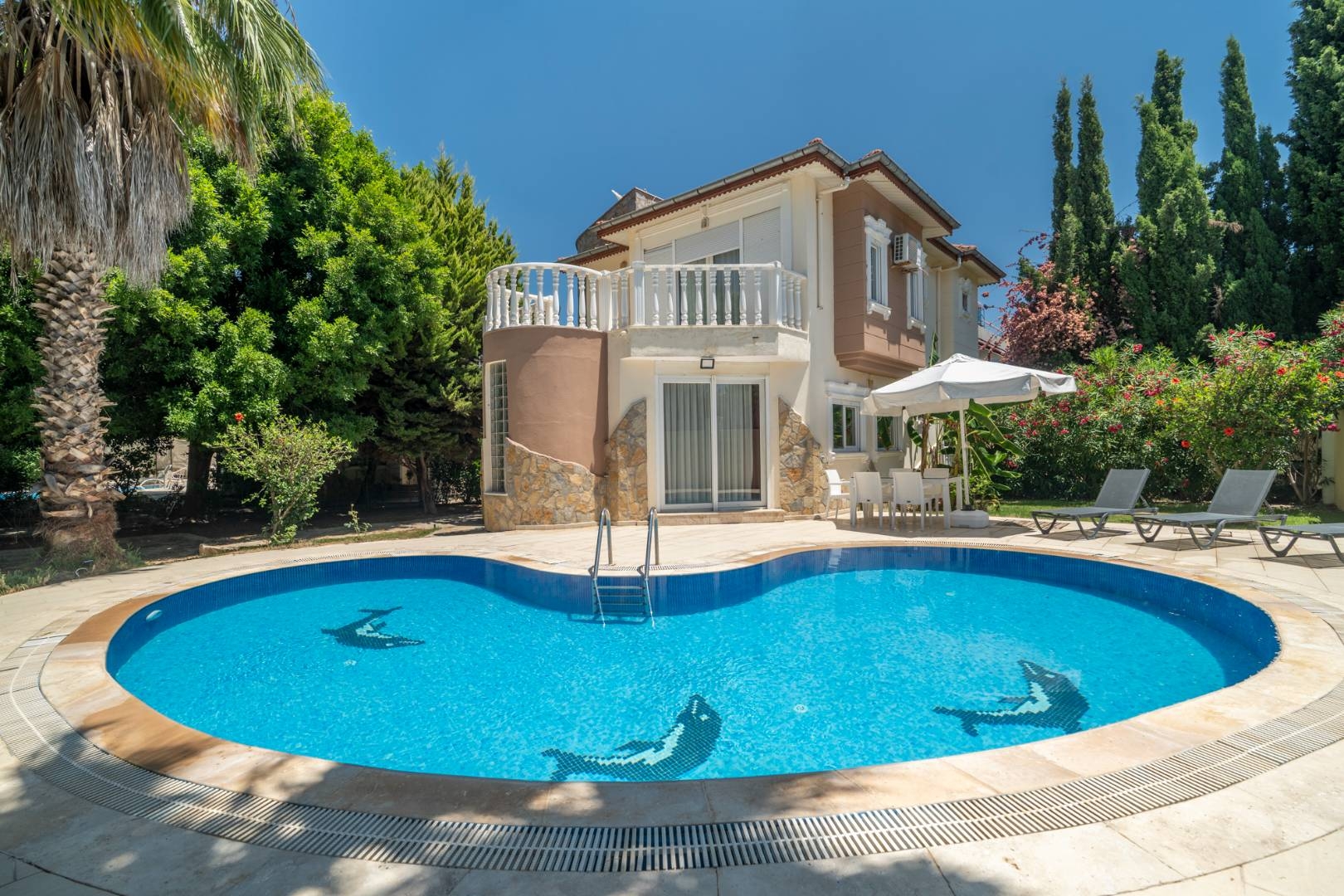 Antalya Belek'te Yemyeşil Bahçeli, Özel Havuzlu, Konforlu Villa