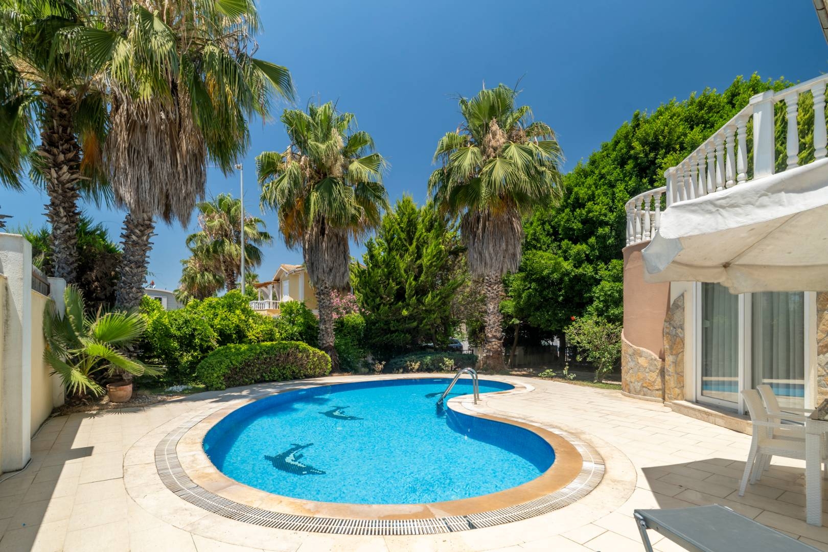 Antalya Belek'te Yemyeşil Bahçeli, Özel Havuzlu, Konforlu Villa