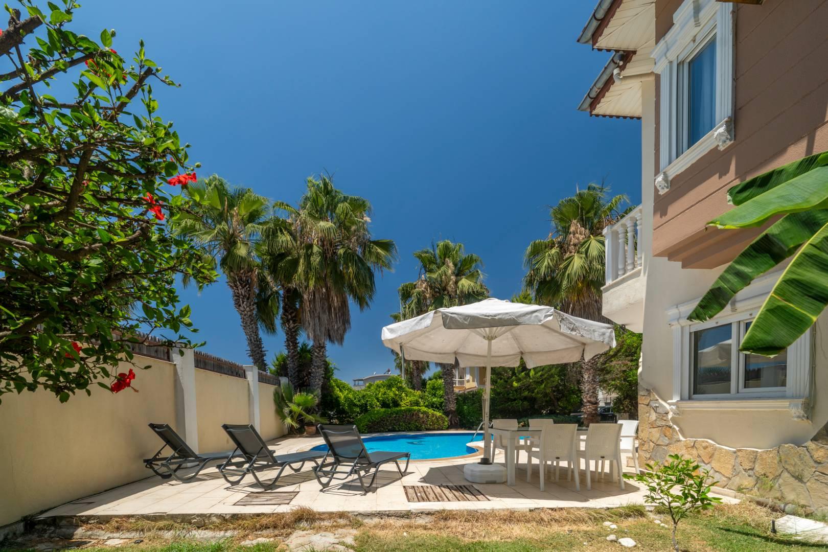 Antalya Belek'te Yemyeşil Bahçeli, Özel Havuzlu, Konforlu Villa-14147