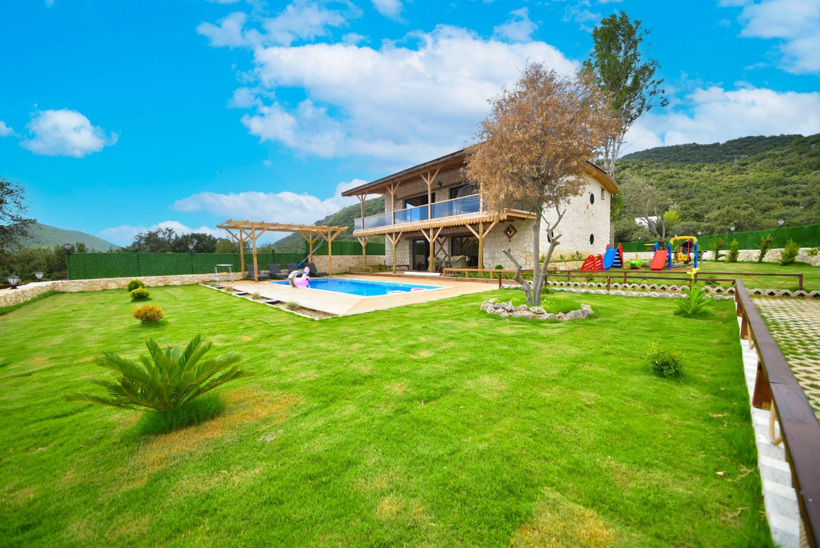 Demre Davazlar'da Geniş Alanlara Sahip, Özel Havuzlu, Bahçeli Villa