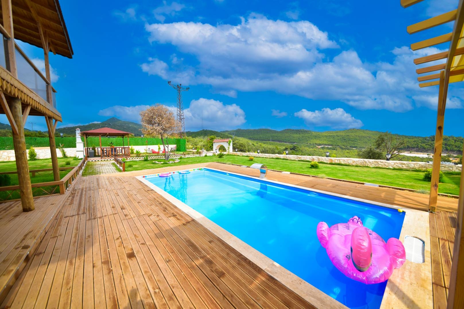 Demre Davazlar'da Geniş Alanlara Sahip, Özel Havuzlu, Bahçeli Villa