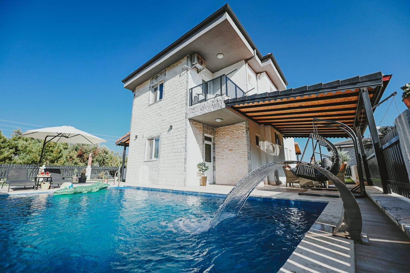 Antalya Demre'de Denize Yakın Konumda, Özel Havuzlu, Şık Villa