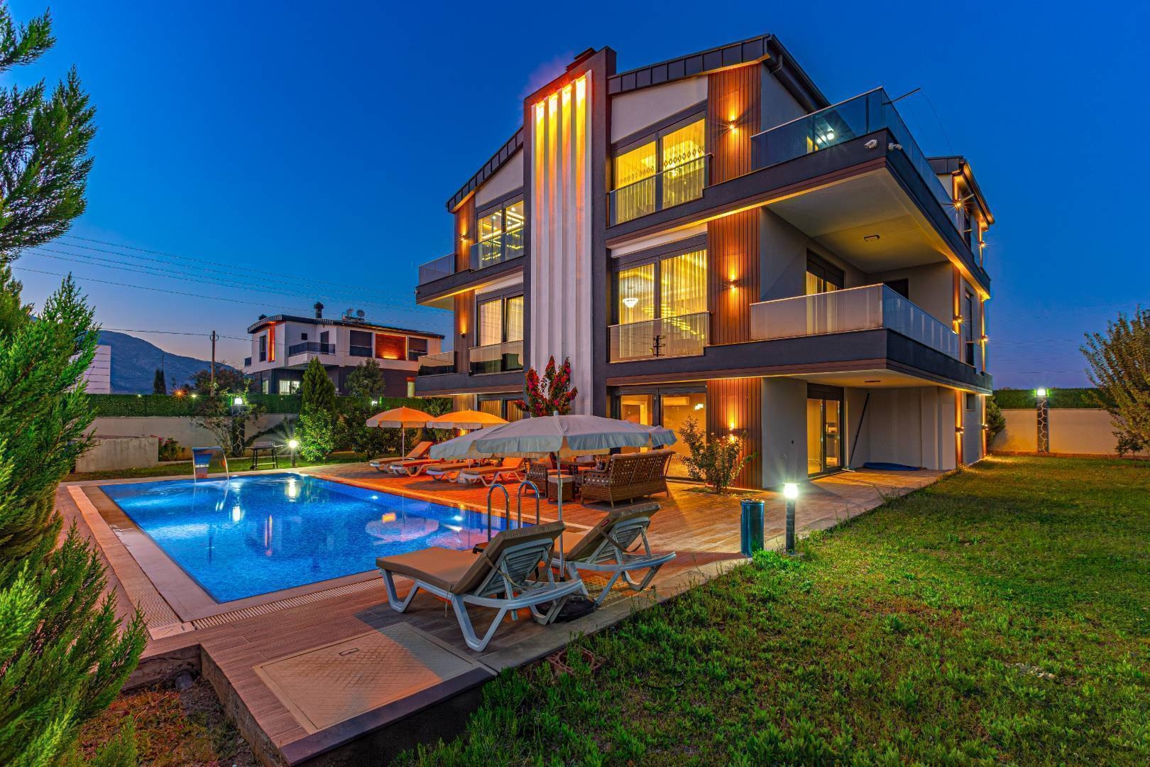 Antalya Döşemealtı'nda Modern Tasarımlı, Özel Havuzlu, Bahçeli Villa