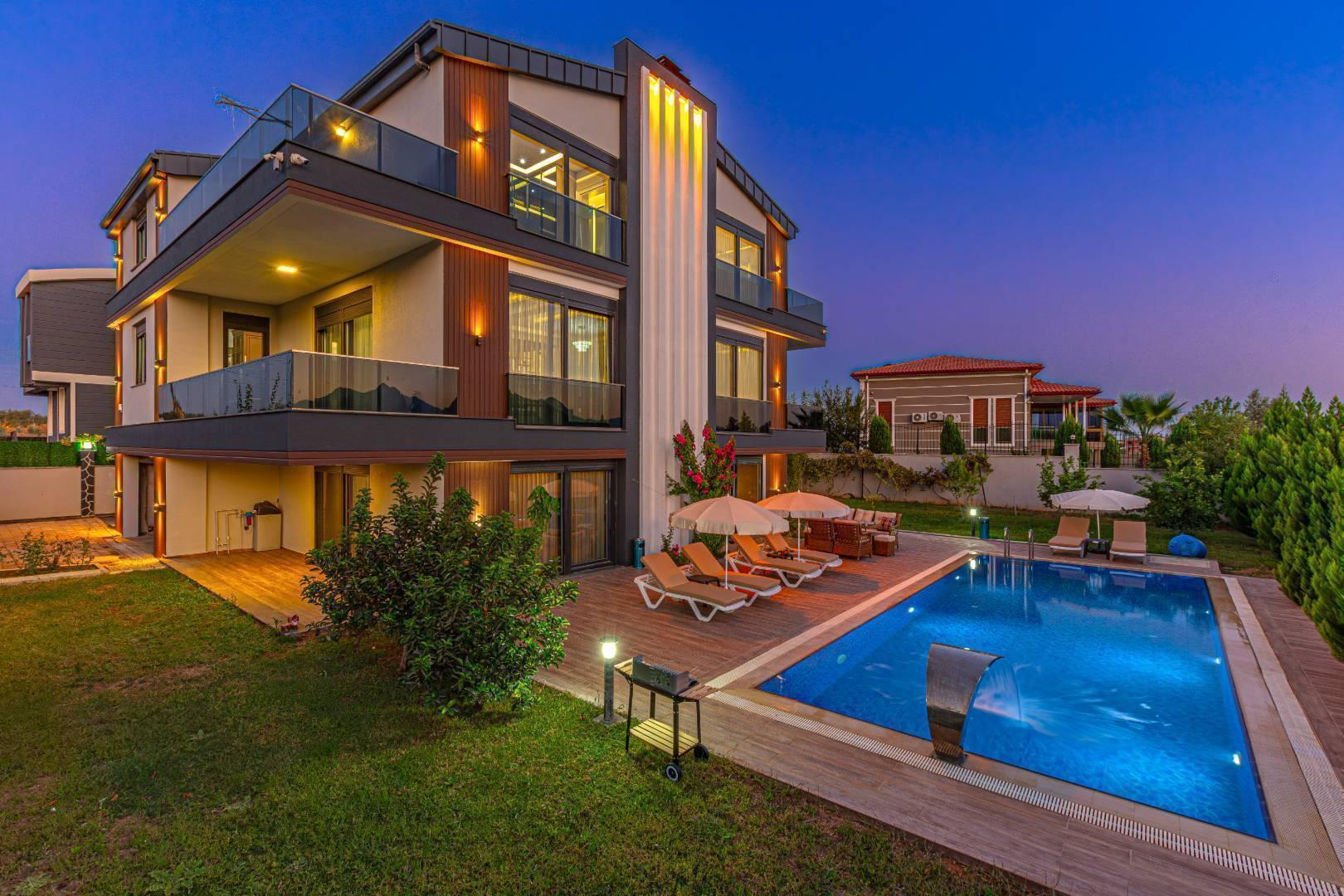 Antalya Döşemealtı'nda Modern Tasarımlı, Özel Havuzlu, Bahçeli Villa-43712