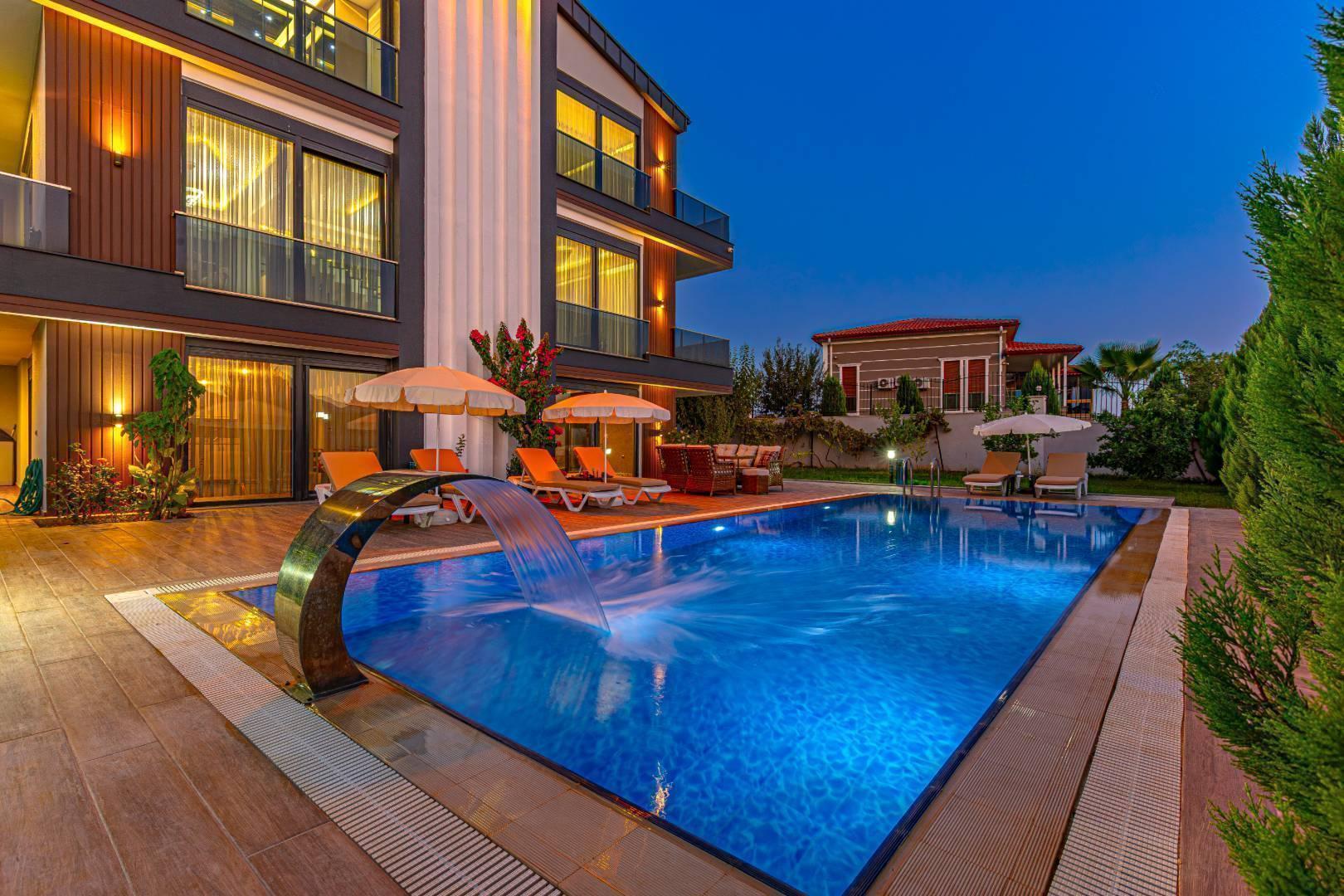 Antalya Döşemealtı'nda Modern Tasarımlı, Özel Havuzlu, Bahçeli Villa-43712