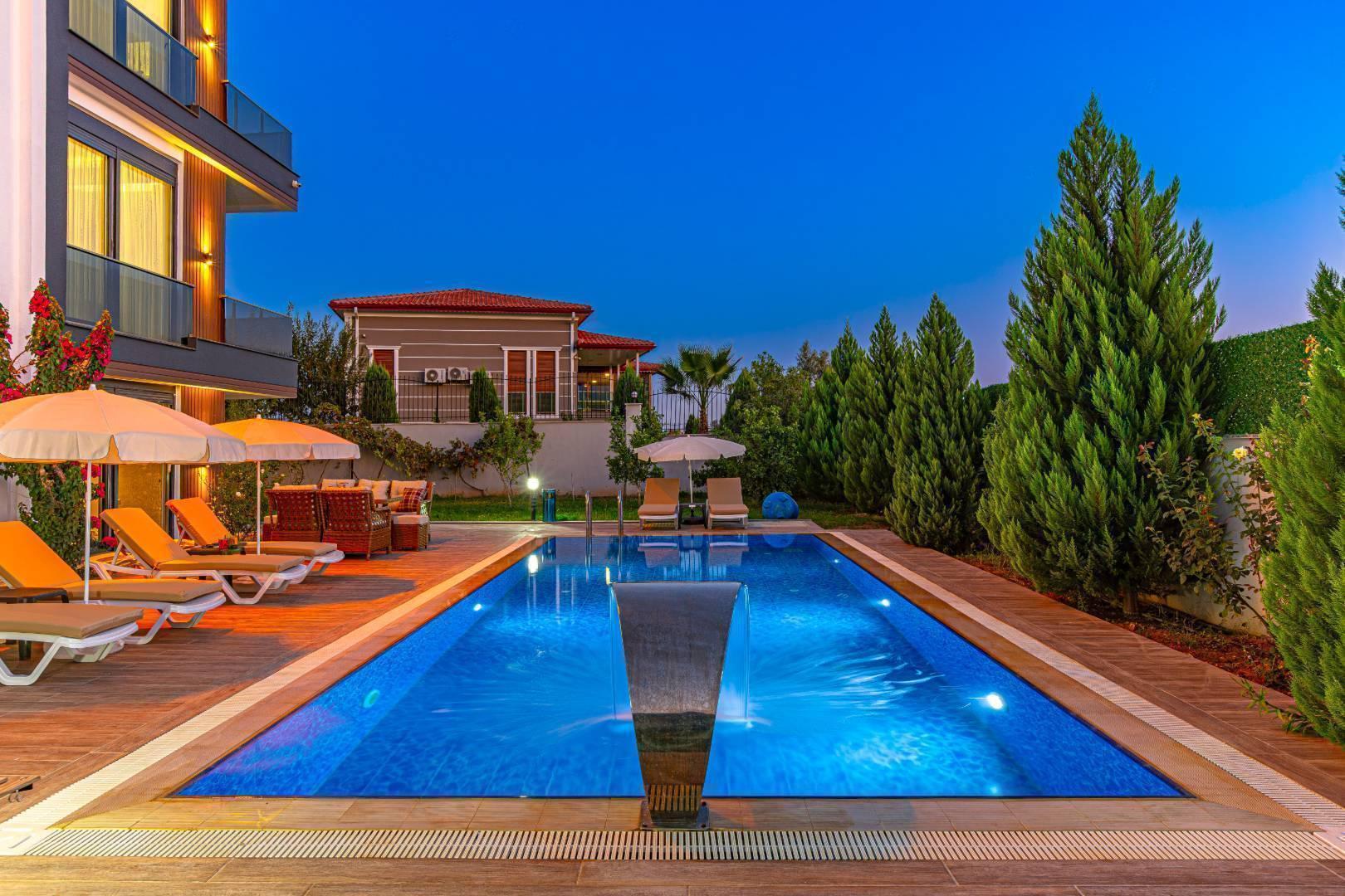 Antalya Döşemealtı'nda Modern Tasarımlı, Özel Havuzlu, Bahçeli Villa-43712