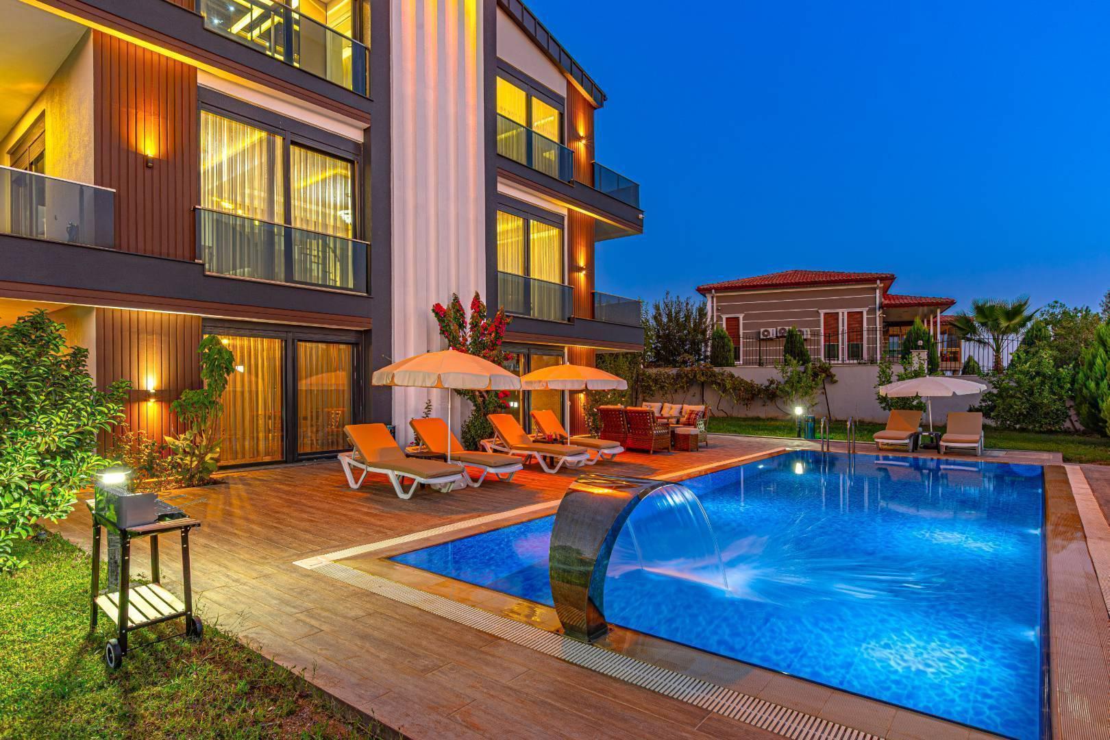 Antalya Döşemealtı'nda Modern Tasarımlı, Özel Havuzlu, Bahçeli Villa-43712