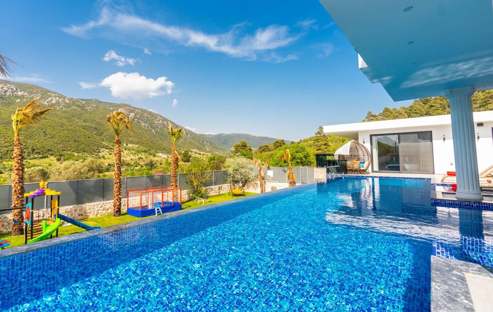 Antalya Kaş'ta Doğa Manzaralı, Özel Havuzlu, Bol Olanaklı Villa-36830