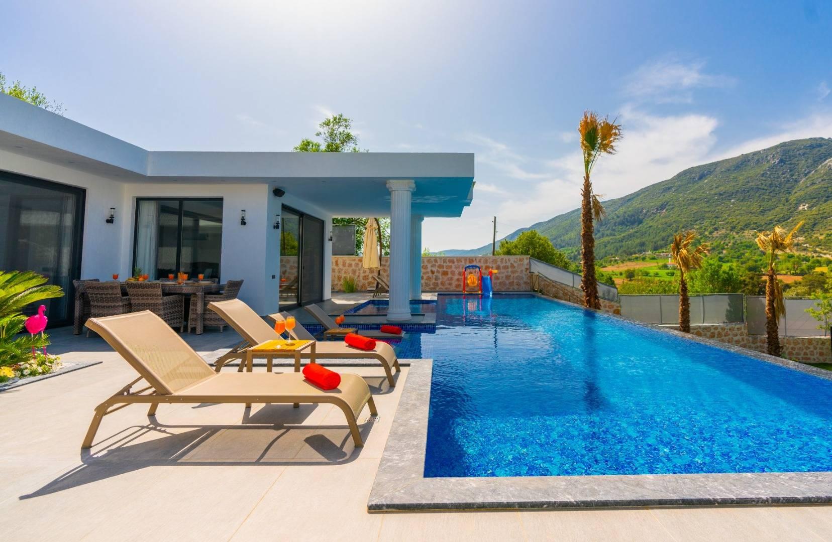 Antalya Kaş'ta Doğa Manzaralı, Özel Havuzlu, Bol Olanaklı Villa-36830