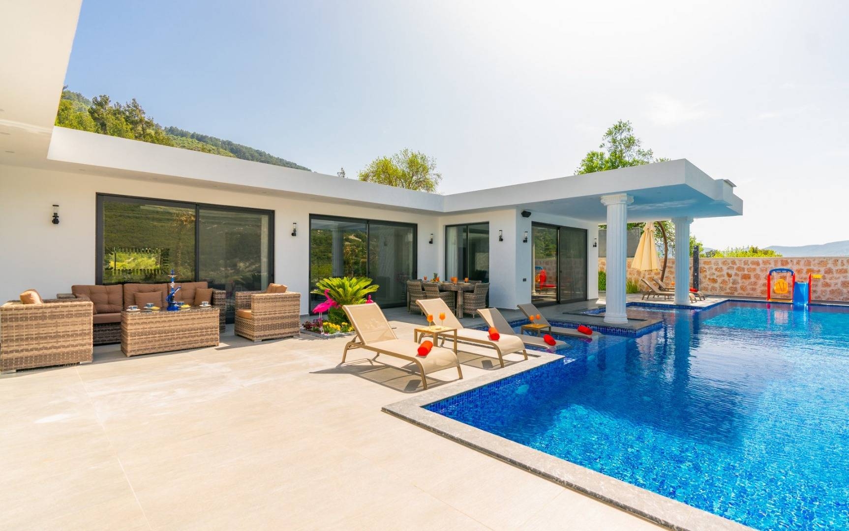 Antalya Kaş'ta Doğa Manzaralı, Özel Havuzlu, Bol Olanaklı Villa