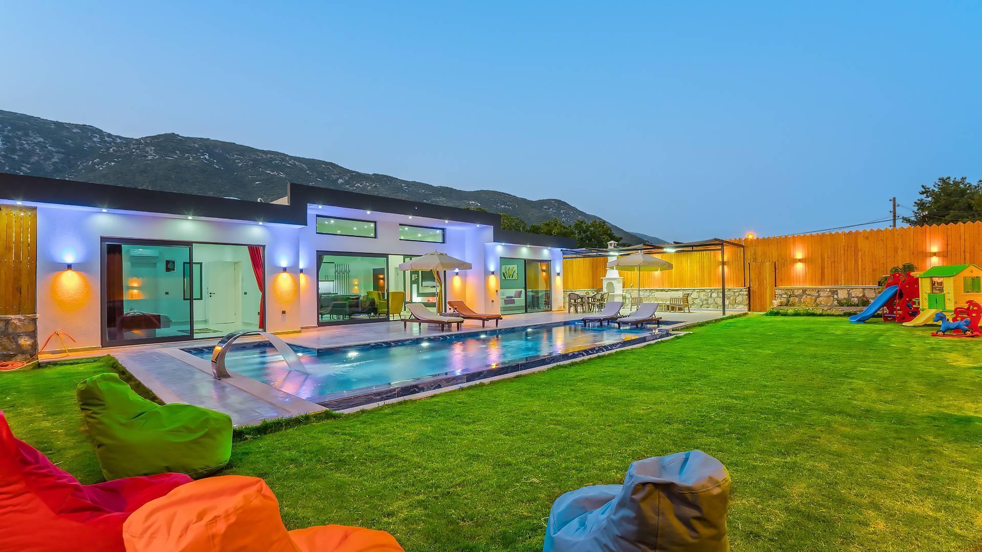 Kaş Sarıbelen'de Doğa Manzaralı, Özel Havuzlu, Bahçeli Şık Villa-36494